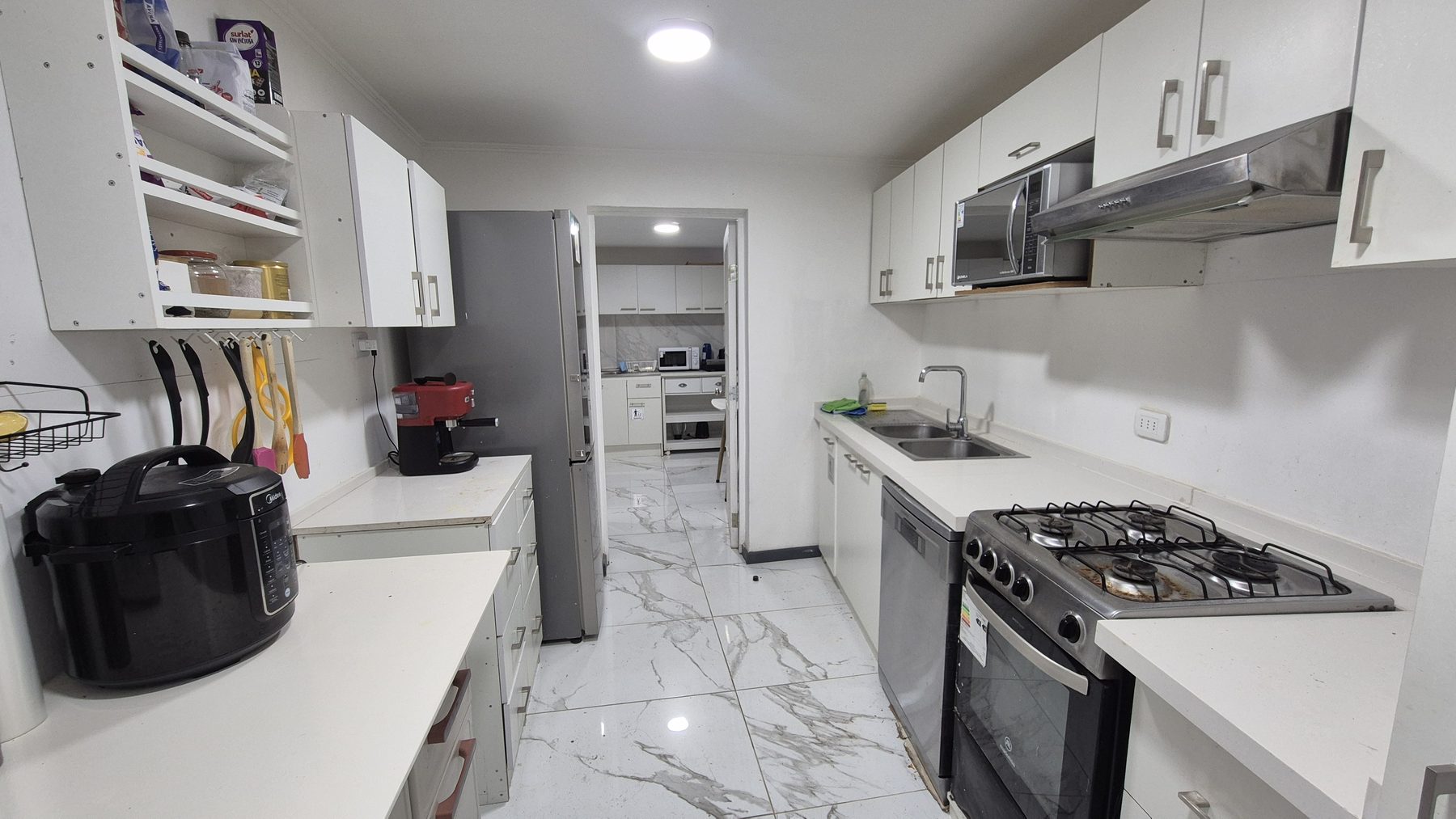 Cocina equipada del hostal, con horno y microondas