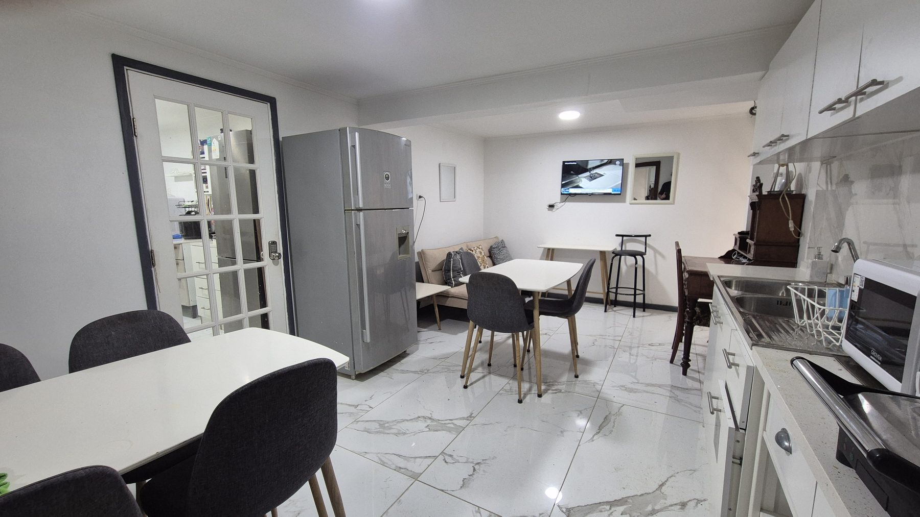 Comedor y espacios comunes del hostal