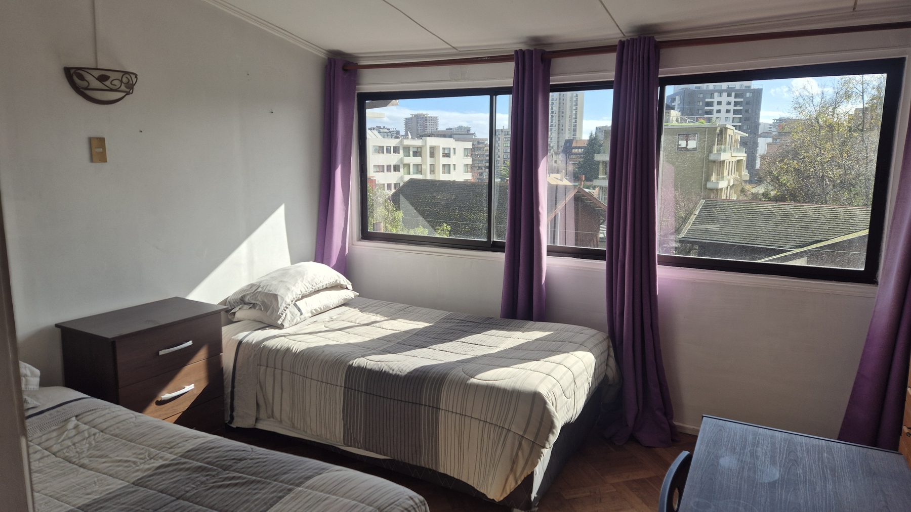 Habitación doble con ventana panorámica y vista a Concepción